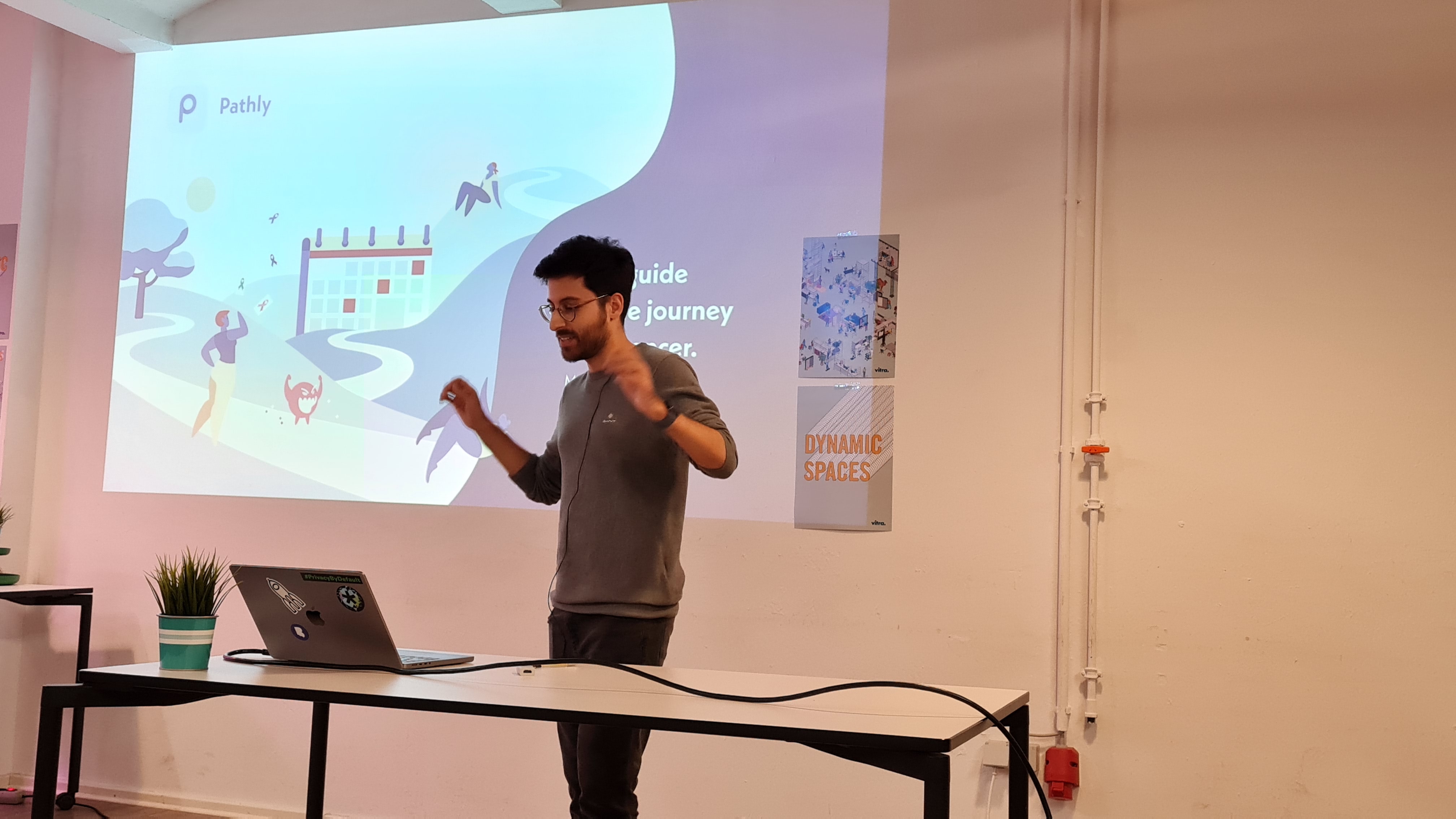 Oliver Mesieh von Nougatbytes stellt in Berlin beim Statamic-Meetup die Pathly-Plattform vor